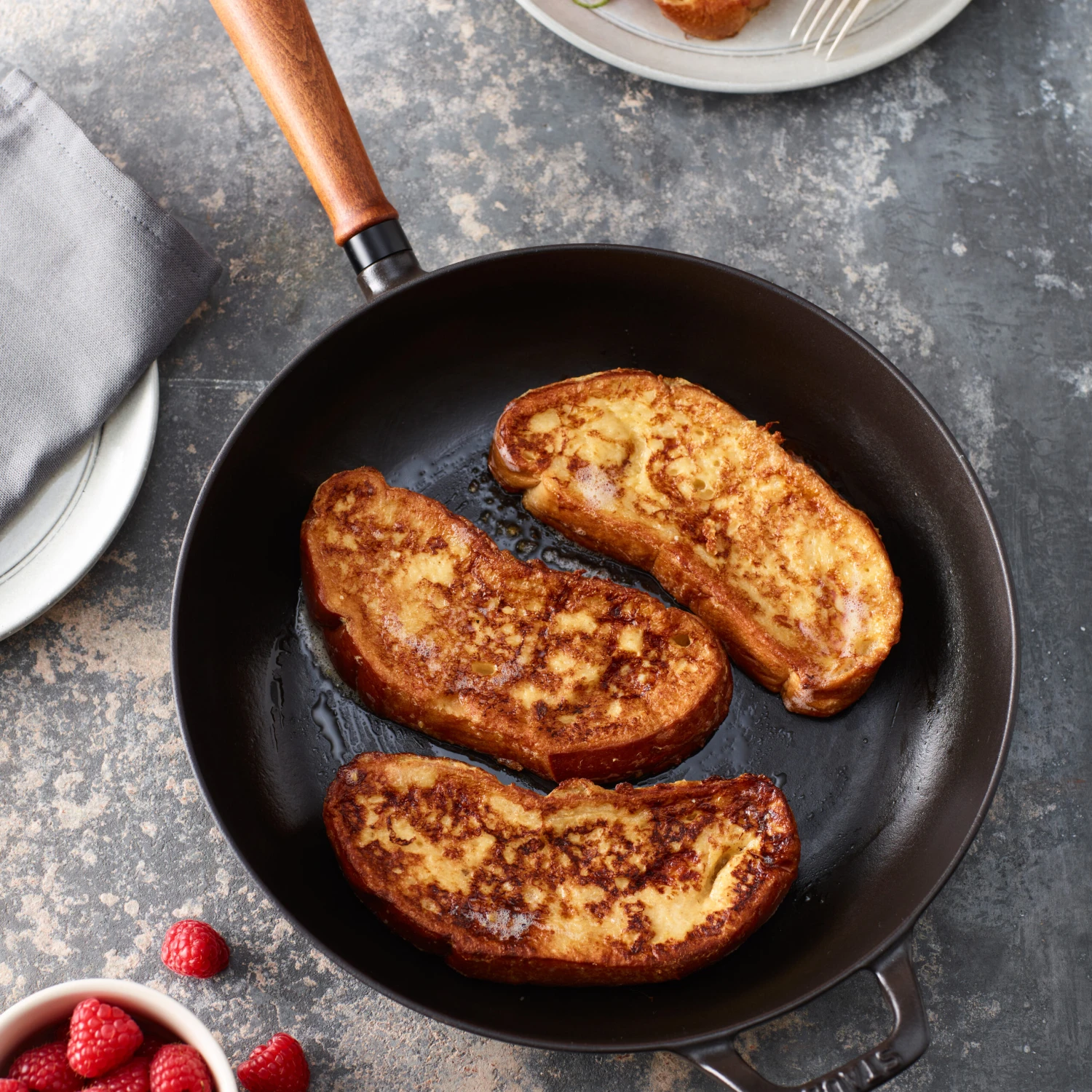Staub Vintage Bratpfanne Mit Holzgriff Ø24cm 2 Staub Vintage Bratpfanne Mit Holzgriff Ø24cm – Bild 2