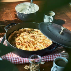 Staub Chistera Sauteuse Ø28cm 3,7 L 5 Staub Chistera Sauteuse Ø28cm 3,7 L -Küchen Verkauf 502914 01 3 EnvironmentImage 39b65ef4a7 scaled