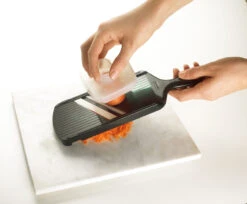 Kyocera Julienne Mandoline 8 Kyocera Julienne Mandoline -Küchen Verkauf 508589 01 3 EnvironmentImage 899be4b01d scaled