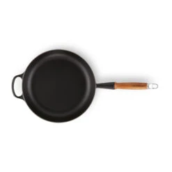 Le Creuset Signature Sauteuse Holzgriff 28cm 6 Le Creuset Signature Sauteuse Holzgriff 28cm -Küchen Verkauf 512411 01 3 ProductImageExtra f479bb54d3 scaled