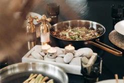 Arvet Gehämmerte Schwarze Sauteuse Mit Deckel 13 Arvet Gehämmerte Schwarze Sauteuse Mit Deckel -Küchen Verkauf 513366 01 6 EnvironmentImage e253123711 scaled