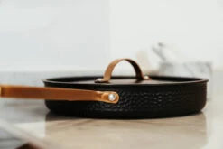 Arvet Gehämmerte Schwarze Sauteuse Mit Deckel 14 Arvet Gehämmerte Schwarze Sauteuse Mit Deckel -Küchen Verkauf 513366 01 7 EnvironmentImage 2348068909 scaled