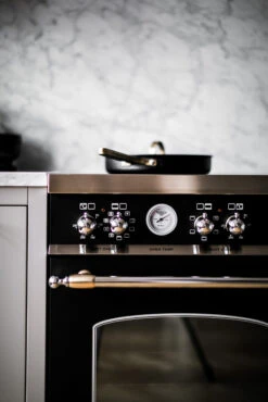 Arvet Gehämmerte Schwarze Sauteuse Mit Deckel 15 Arvet Gehämmerte Schwarze Sauteuse Mit Deckel -Küchen Verkauf 513366 01 8 EnvironmentImage 3d461a1f52 scaled