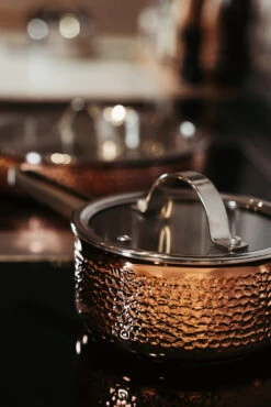 Mjölner Topf Mit Stiel Aus Gehämmertem Kupfer Mit Deckel -Küchen Verkauf 513373 01 5 EnvironmentImage e735444253 scaled