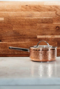 Mjölner Topf Mit Stiel Aus Gehämmertem Kupfer Mit Deckel -Küchen Verkauf 513373 01 6 EnvironmentImage 2df74b0ce4 scaled