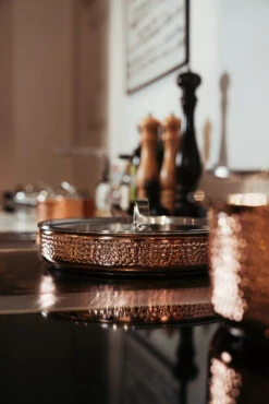 Mjölner Gehämmerte Sauteuse Aus Kupfer Mit Deckel 8 Mjölner Gehämmerte Sauteuse Aus Kupfer Mit Deckel -Küchen Verkauf 513375 01 3 EnvironmentImage 63669f0d10 scaled